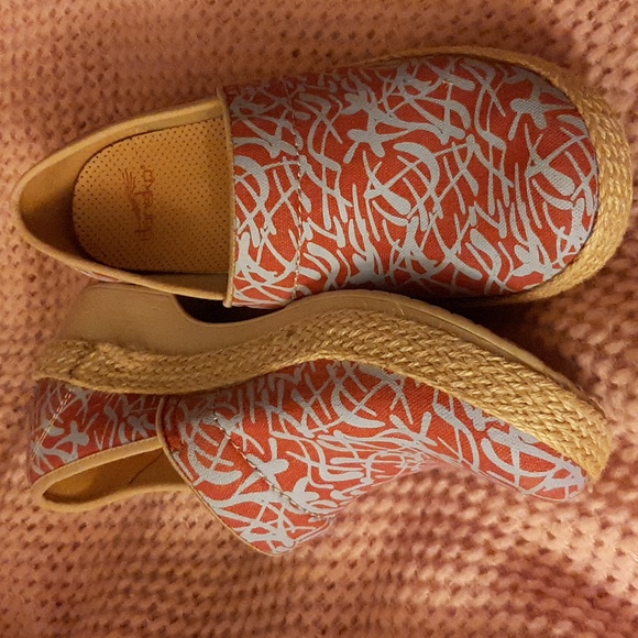 Womens Dansko fabric clogs Size 39 Dark Pink, Blue, and Tan - Picture 3 of 7